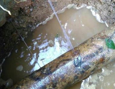 石拐楼顶渗水维修公司分享下地暖漏水的原因及检测方法。